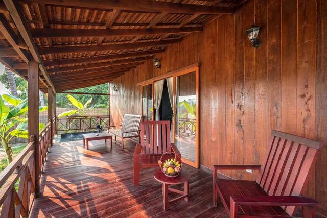 Family jacuzzi bungalow at Vanna Lodge, photo 8 of 10