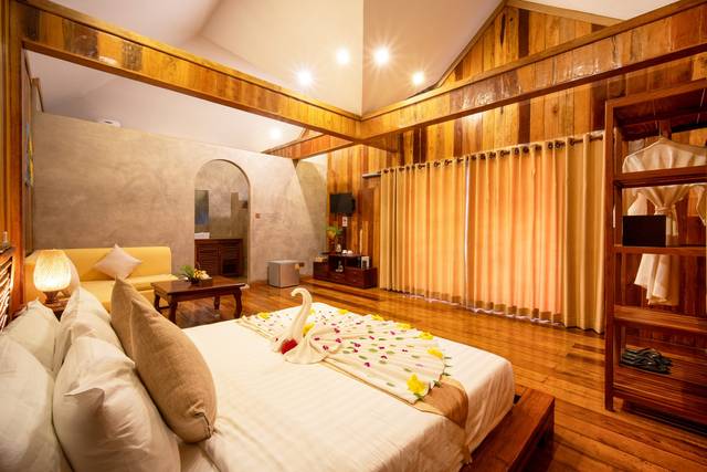 Jacuzzi bungalow bed with a carved wooden screen