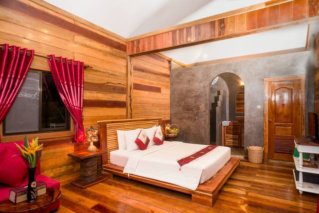 Jacuzzi bungalow at Vanna Lodge, photo 6 of 9