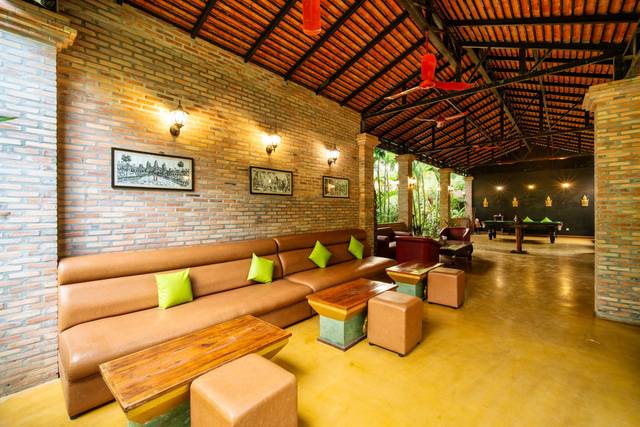 Bar and lounge at Vanna Lodge, photo 9 of 20