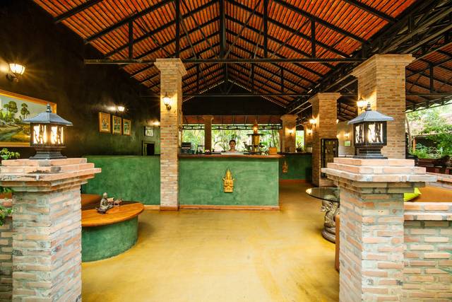 Bar and lounge at Vanna Lodge, photo 11 of 20