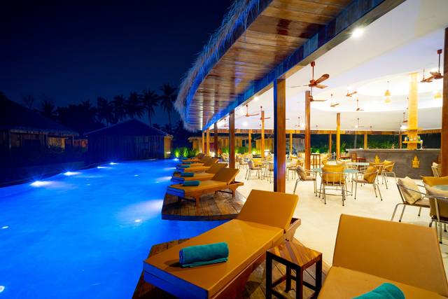 The big pool and restaurant at Vanna Lodge, photo 6 of 22