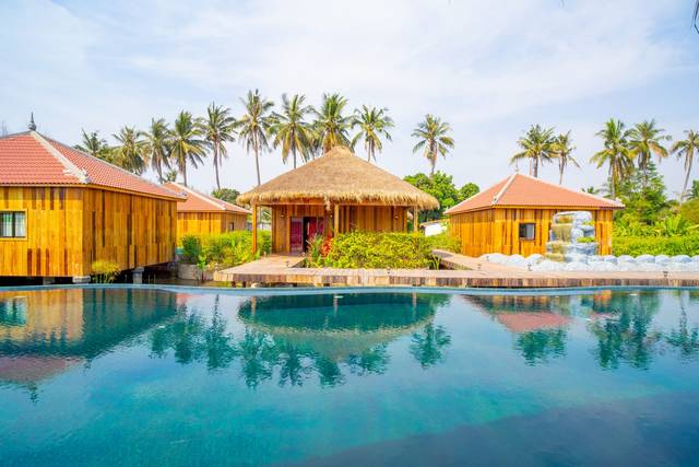 The big pool and restaurant at Vanna Lodge, photo 9 of 22