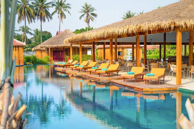 The big pool and restaurant at Vanna Lodge, photo 11 of 22