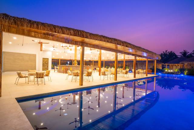 The big pool and restaurant at Vanna Lodge, photo 12 of 22