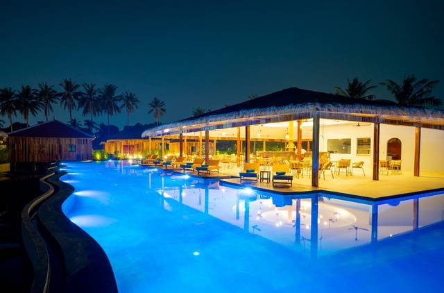 The big pool and restaurant at Vanna Lodge, photo 14 of 22