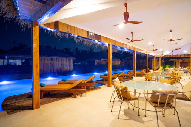 The big pool and restaurant at Vanna Lodge, photo 15 of 22