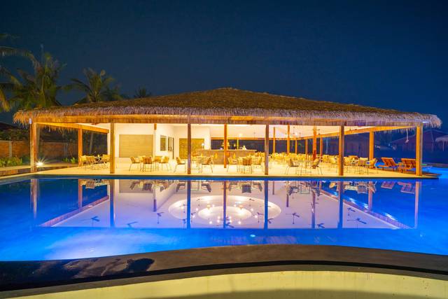 The big pool and restaurant at Vanna Lodge, photo 16 of 22