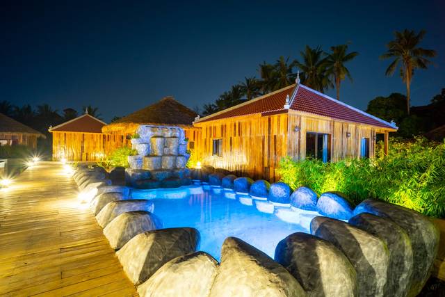 The big pool and restaurant at Vanna Lodge, photo 17 of 22