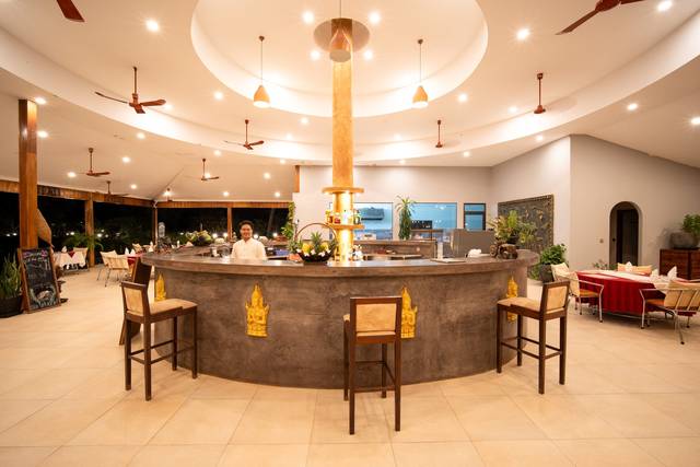 The big pool and restaurant at Vanna Lodge, photo 19 of 22