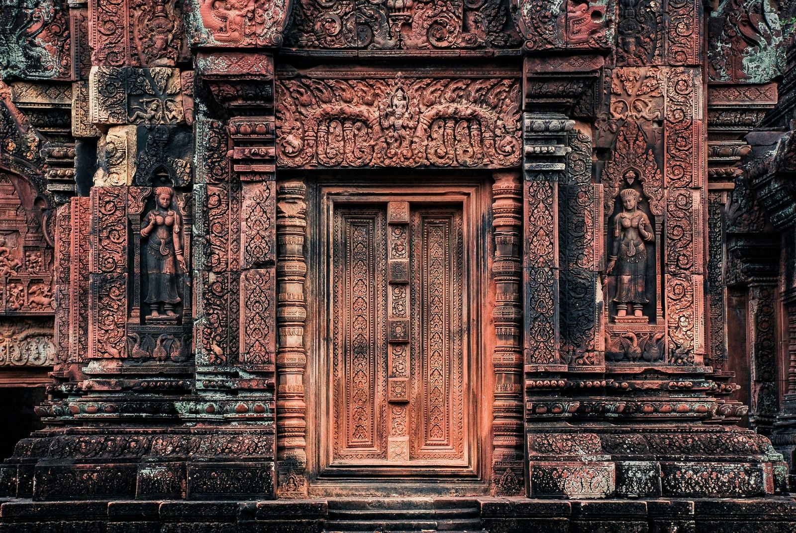 Banteay Srei, pink sandstone doorway